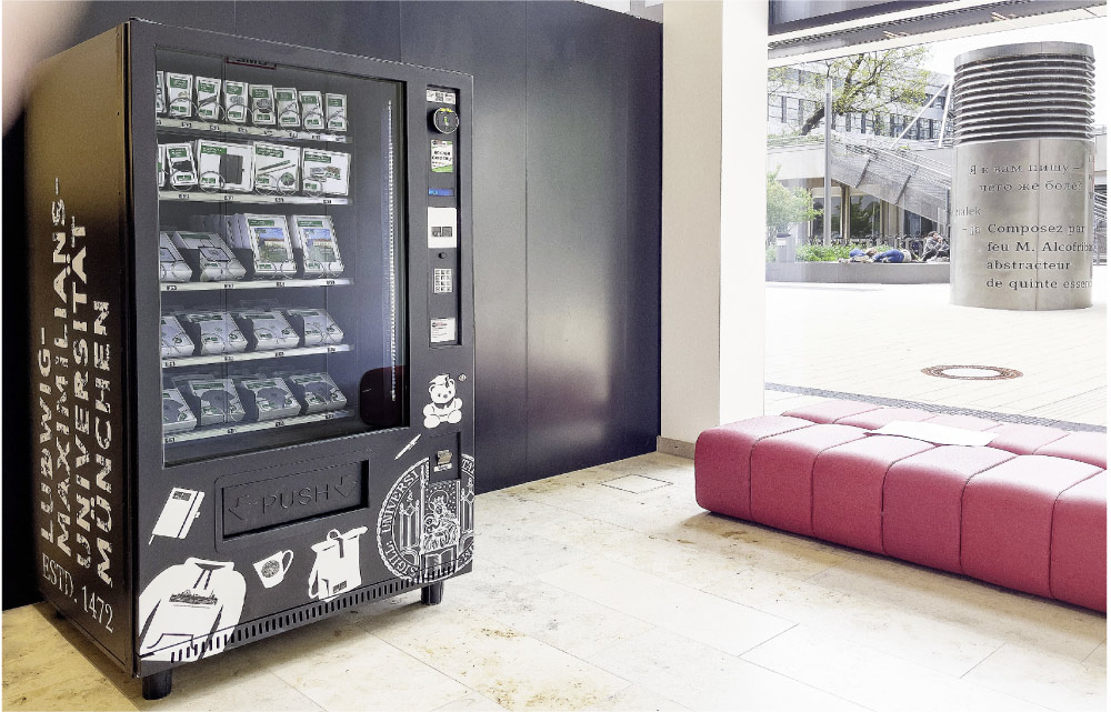 LMU to go: Shopautomat im Foyer des Philologicums
